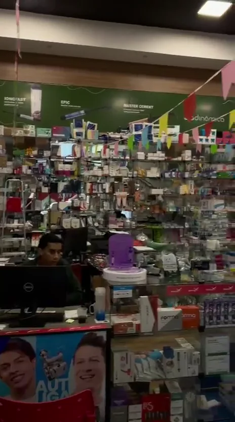 Balcão de atendimento da JC Dental, com prateleiras de materiais odontológicos