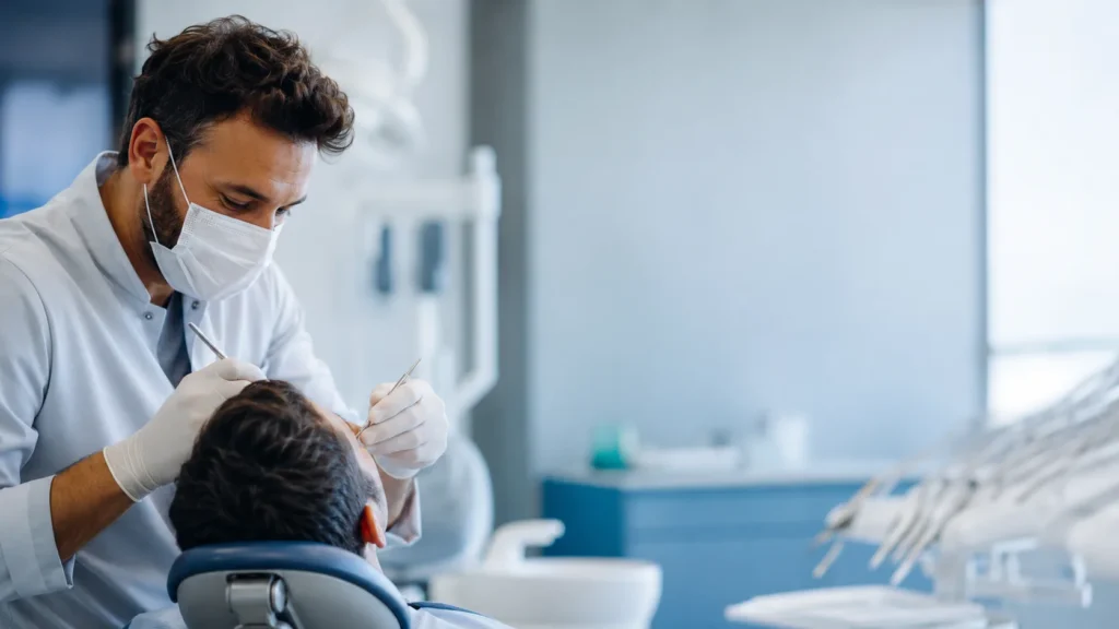 Imagem ilustrativa de profissional em consultório odontológico