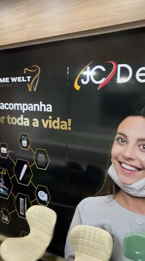 Profissional da JC Dental na sala de treinamento, diante do painel PrimeWelt